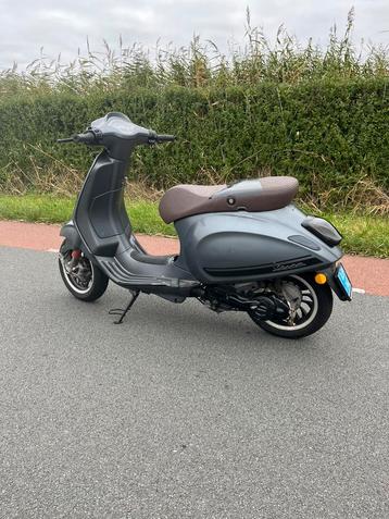 Vespa sprint 2v 2017 beschikbaar voor biedingen