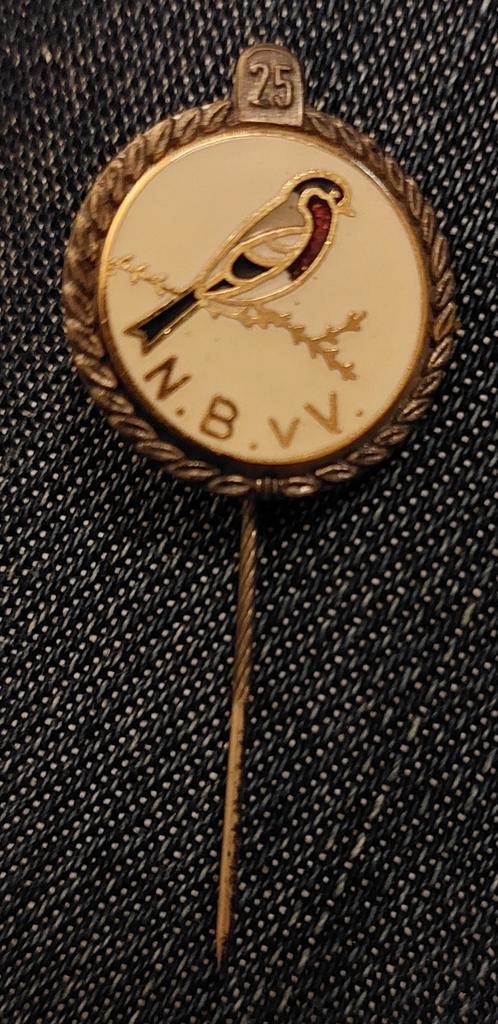 Speldje 25 jaar NBvB zilverkleurig emaille vogel Vink, Verzamelen, Speldjes, Pins en Buttons, Gebruikt, Ophalen of Verzenden