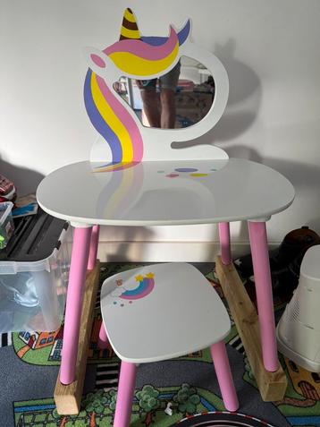 Leuke make up tafel met stoeltje beschikbaar voor biedingen