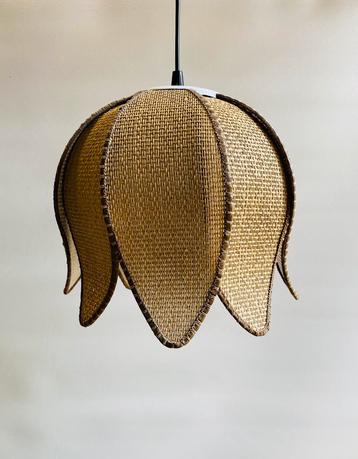 Jaren 70 hanglamp van gevlochten rotan beschikbaar voor biedingen