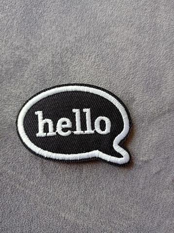 Klein strijkembleem Hello beschikbaar voor biedingen