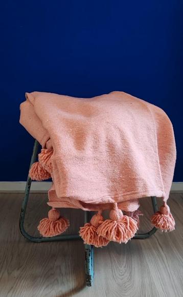 Roze handgemaakte pompom plaid  beschikbaar voor biedingen