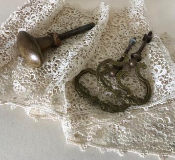 Frans koperen meubelbeslag grepen, deurknop en ladegreep beschikbaar voor biedingen