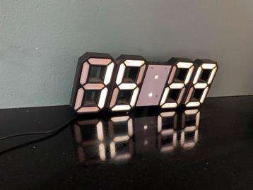 Digitale Wandklok met LED Display beschikbaar voor biedingen