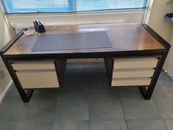 Mooi functioneel bureau beschikbaar voor biedingen