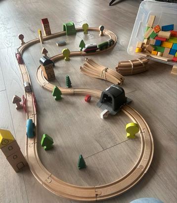 Houten Treinbaan met treinen, accessoires en extra rails. beschikbaar voor biedingen