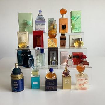 Volle miniatuurparfumflesjes met doosje beschikbaar voor biedingen