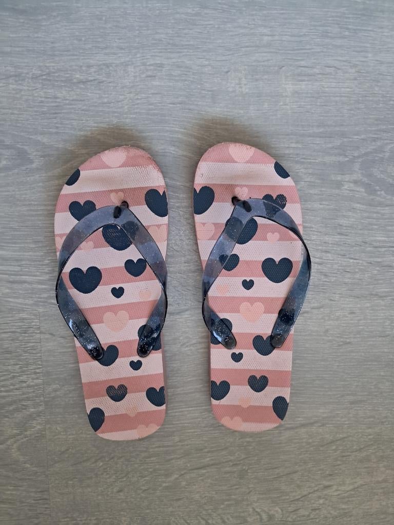 Slippers zomerschoenen roze zwarte hartjes maat 35 meisje, Ophalen of Verzenden, Meisje, Overige typen