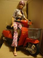 vintage retro scooter met Barbie pop, Verzamelen, Gebruikt, Ophalen of Verzenden, Pop