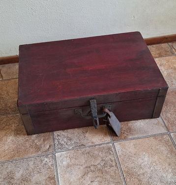 Originele houten koffer beschikbaar voor biedingen