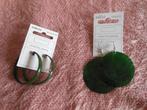 1 paar groene oorringen en 1 paar groene ronde oorhangers, Verzenden, Nieuw, Groen, Overige materialen