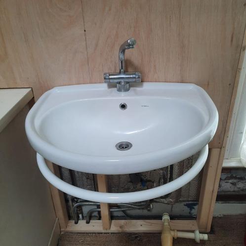 wastafel 60 cm x 51 cm, wit met mengkraan, Huis en Inrichting, Badkamer | Badkamermeubels, Gebruikt, Wasbak of Wastafel, Minder dan 100 cm