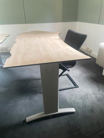 bureau - In hoogte verstelbaar beschikbaar voor biedingen