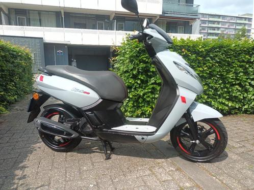 Peugeot Kisbee snor injectie bouwjaar 2020 weinig gereden., Fietsen en Brommers, Scooters | Peugeot, Zo goed als nieuw, Overige modellen
