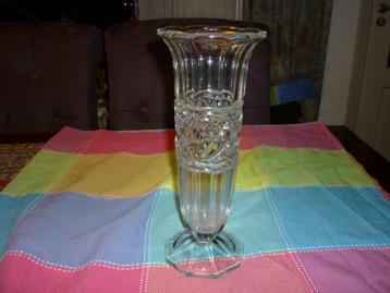 Mooie kristallen glazen bloemvaas in zeer goede staat beschikbaar voor biedingen