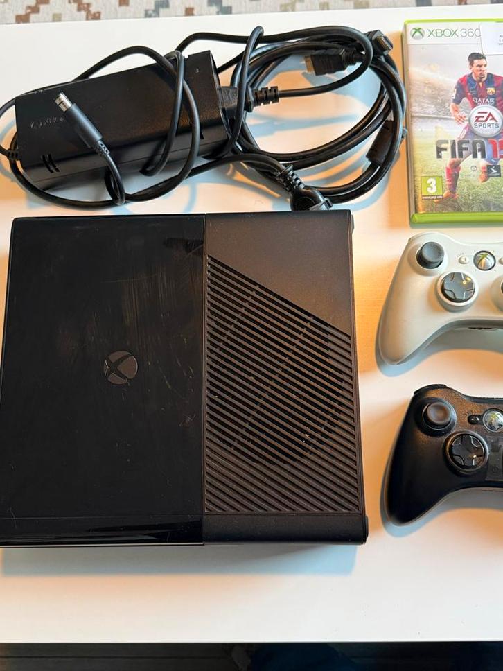 Xbox 360 Set: 2 Controllers + 5 Games, Spelcomputers en Games, Spelcomputers | Xbox 360, Zo goed als nieuw, 320 GB, 360 E, Met 2 controllers