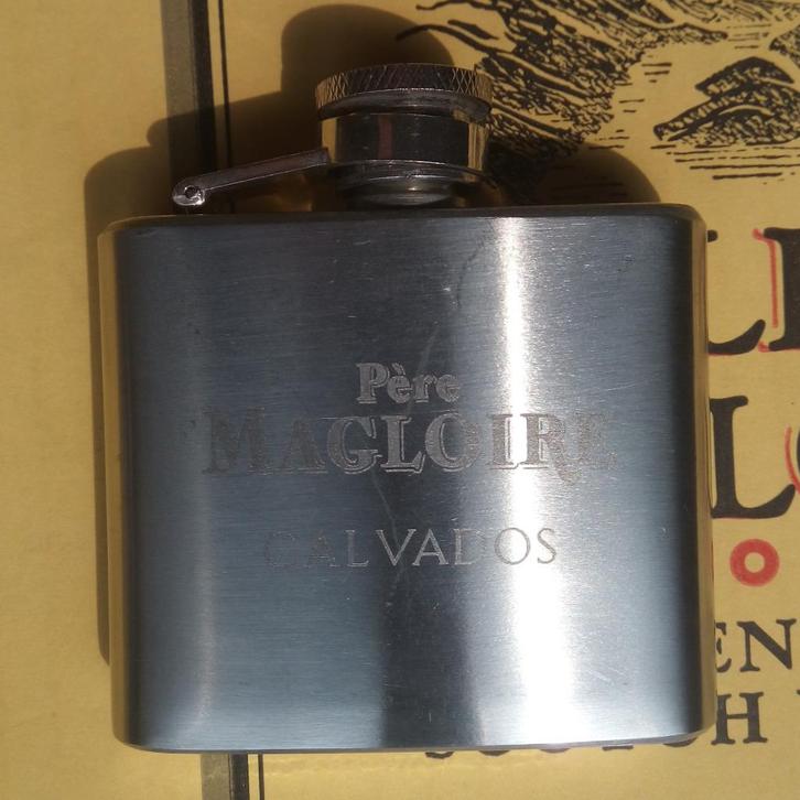 HEUPFLES / DRANKFLESJE MERK PERE MAGLOIRE CALVADOS WHISKEY, Verzamelen, Merken en Reclamevoorwerpen, Gebruikt, Verpakking, Verzenden