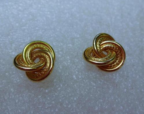 Goudkleurige oor stekertjes 3 in elkaar gewerkte ringetjes, Sieraden, Tassen en Uiterlijk, Oorbellen, Gebruikt, Knopjes of Stekers