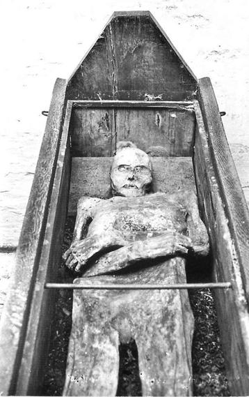 (381-495-017) Wieuwerd Mummie in de Grafkelder beschikbaar voor biedingen