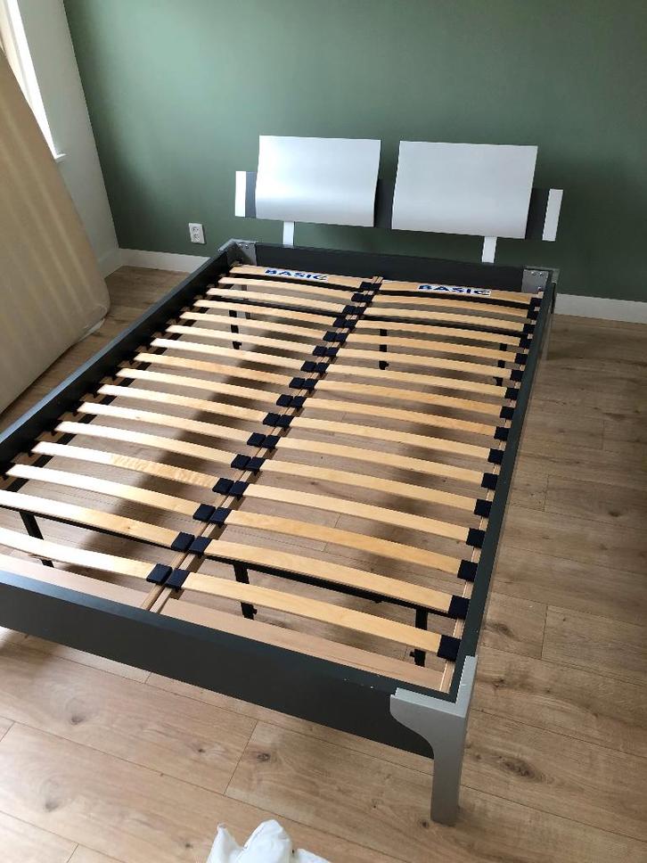 Twijfelaar, bed 200x140, Huis en Inrichting, Slaapkamer | Bedden, Gebruikt, Twijfelaar, 140 cm, 200 cm, Hout, Grijs, Ophalen