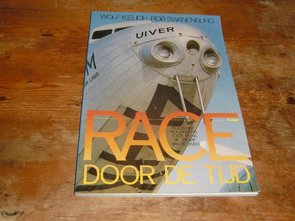 Race door de tijd (KLM, "De Uiver" Melbourne race, eva), Verzamelen, Luchtvaart en Vliegtuigspotten, Zo goed als nieuw, Boek of Tijdschrift