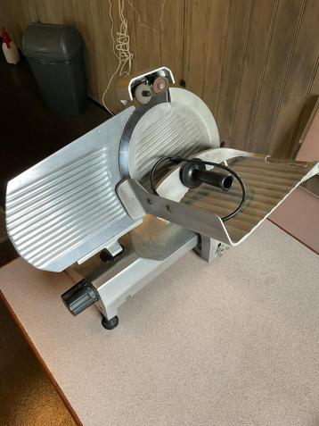 Originele professionele Italiaanse snijmachine. beschikbaar voor biedingen