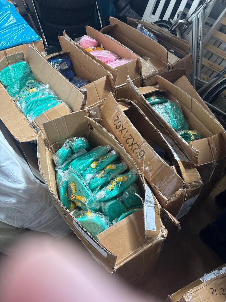 Mega partij kinderschoenen –100 stuks, kleurrijk & goedkoop!, Kinderen en Baby's, Kinderkleding | Schoenen en Sokken, Nieuw, Schoenen