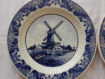 2 Delftsblauwe wandbord met MOLEN i.o.v. Rougoor Varsseveld beschikbaar voor biedingen