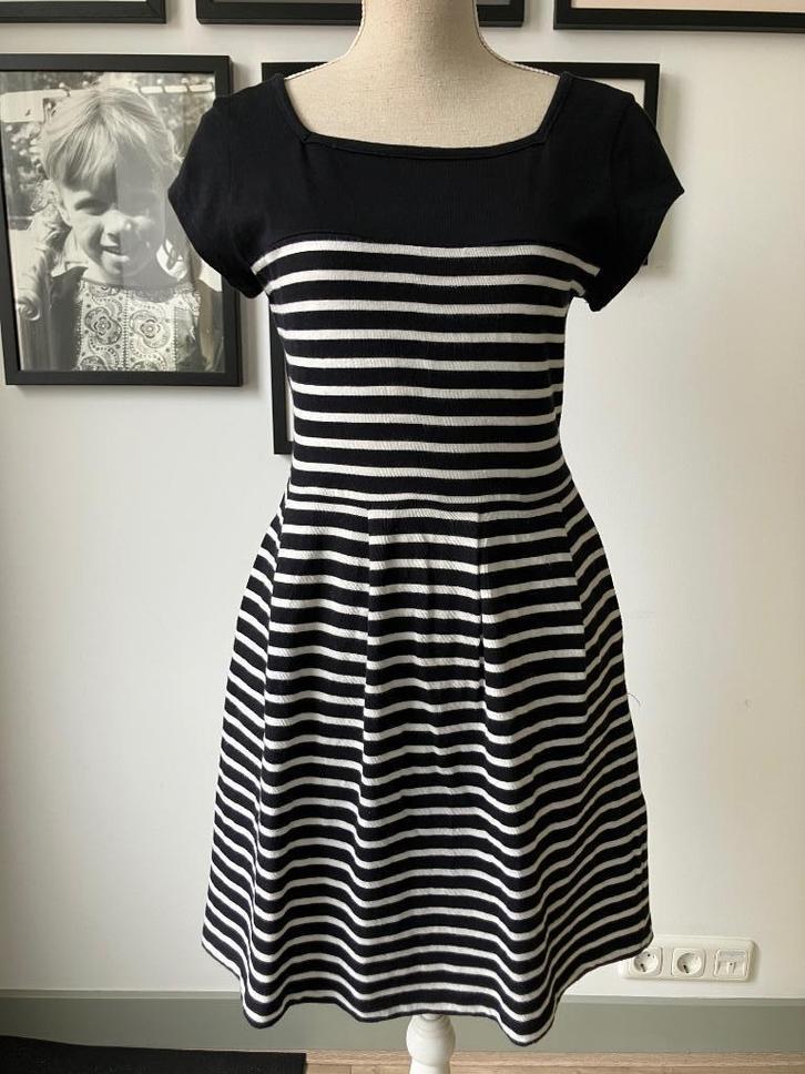 Mooie jurk van French Connection mt 42, Kleding | Dames, Jurken, Zo goed als nieuw, Zwart, Boven de knie, Ophalen of Verzenden