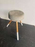 Betonnen krukje met houten poten, Ophalen, Zo goed als nieuw, Hout