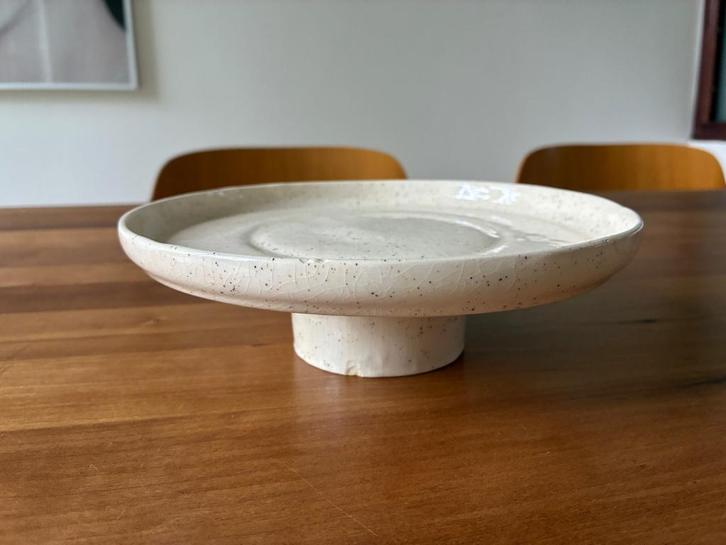 taartschaal plateau keramiek studio cremewit, Huis en Inrichting, Keuken | Servies, Zo goed als nieuw, Overige typen, Overige stijlen