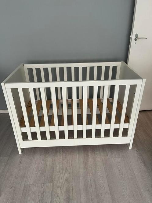 Witte ledikant + waterdichte matras en 2 hoezen + bedbumper, Kinderen en Baby's, Babywiegjes en Ledikanten, Zo goed als nieuw