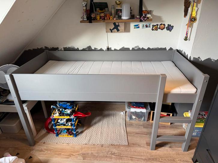 Halfhoogslaper grijs 90x200cm incl. z.g.a.n. Matras, Kinderen en Baby's, Kinderkamer | Stapelbedden en Hoogslapers, Zo goed als nieuw