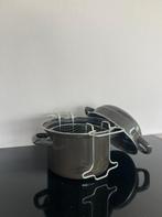 Bruinkleurige pan met deksel en frituurmandje – vintage stij, Ophalen of Verzenden, Nieuw, Overige materialen, Overige typen