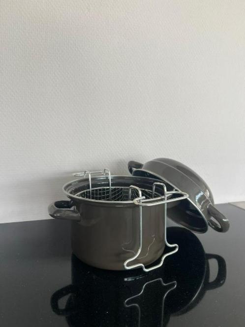 Bruinkleurige pan met deksel en frituurmandje – vintage stij, Huis en Inrichting, Keuken | Potten en Pannen, Nieuw, Overige typen
