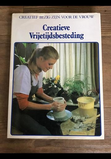 Prachtig boek : Creatieve Vrije Tijds Besteding oa. batikken beschikbaar voor biedingen