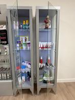 2 houten vitrinekasten zilver met veel glas., Ophalen, Glas, 150 tot 200 cm, 25 tot 50 cm