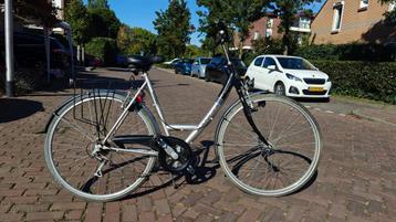 Prima kleine damesfiets. 28 inch banden / 6 versnellingen. beschikbaar voor biedingen