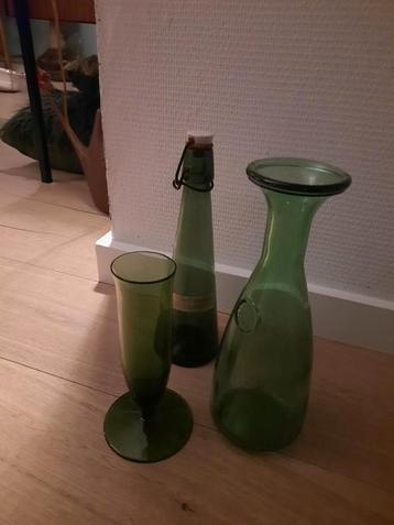 Groene vazen / flessen set  beschikbaar voor biedingen