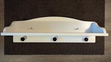 Plankje, schapje voor boven de commode met haakjes beschikbaar voor biedingen