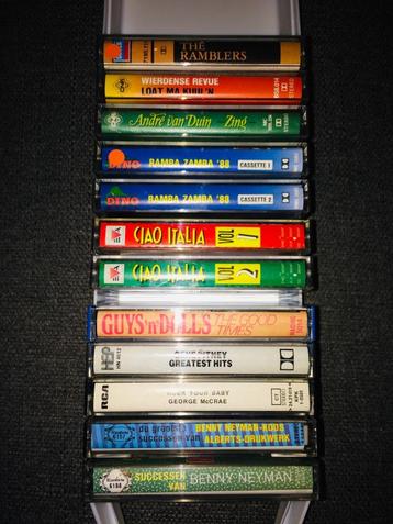 12 cassettebandjes in witte opbergbox o.a. Guys 'n' Dolls beschikbaar voor biedingen