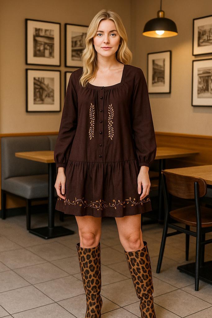 Mooie Jurk met handgemakte Details, Kleding | Dames, Jurken, Zo goed als nieuw, Maat 38/40 (M), Bruin, Boven de knie, Ophalen of Verzenden