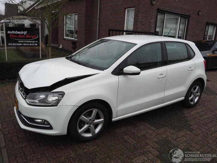 Volkswagen Polo 1.2 TSI Comfortline (bj 2015), Auto diversen, Schadeauto's, Volkswagen, Handgeschakeld, Benzine, Hatchback, Wit