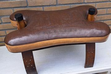te koop antieke voetenbank met leer 65 x 37 x 40 cm beschikbaar voor biedingen