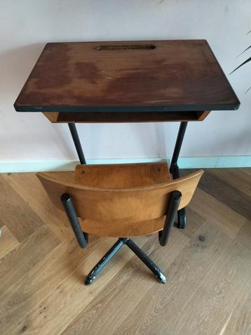 Vintage Kinderbureau met Stoel beschikbaar voor biedingen