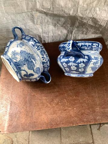 Twee Antieke Porseleinen Kommen met Blauwe Bloemen Decoratie beschikbaar voor biedingen