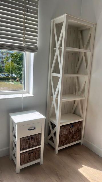 Boekenkast en nachtkasje landelijke stijl beschikbaar voor biedingen