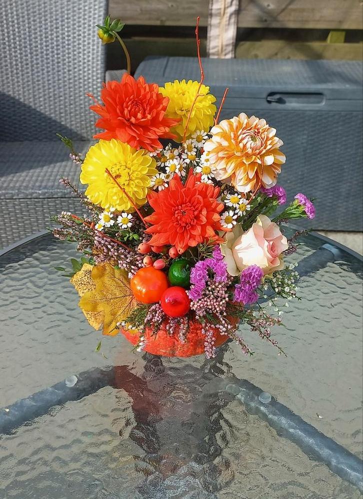 Bloemstuk in een pompoen, Tuin en Terras, Bloembollen en Zaden, Volle zon, Ophalen of Verzenden