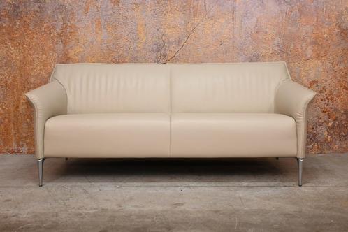 Als NIEUW! beigekleurige leren Leolux Mayon design bank (2st, Huis en Inrichting, Banken | Bankstellen, Zo goed als nieuw, Rechte bank