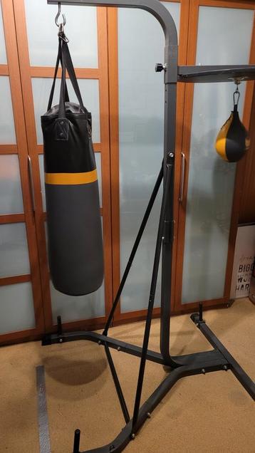 Boksbal met staander.  beschikbaar voor biedingen
